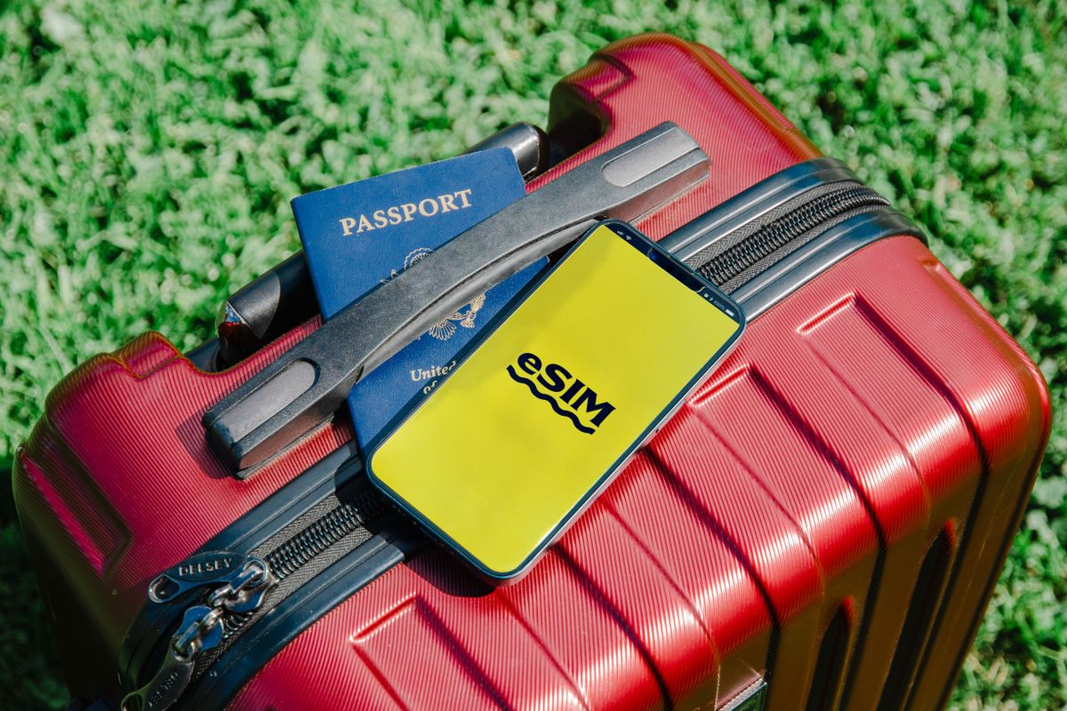 eSIM voyage : comment rester connecté à l'étranger - Comprendre l’eSIM de voyage : définition, fonctionnement et évolution